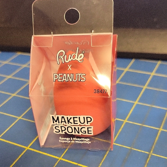 Rude Cosmetics Peanuts-themed makeup sponge Red New In Sealed Box - Picture 1 of 1